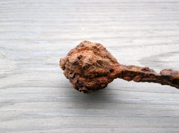 Kannelerad knapp på en dolk