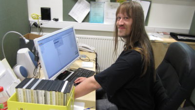 Foto på Christer Wengse framför datorn