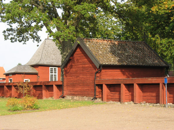 Kyrkogårdsbalkarna i Brandstorp från sydväst.