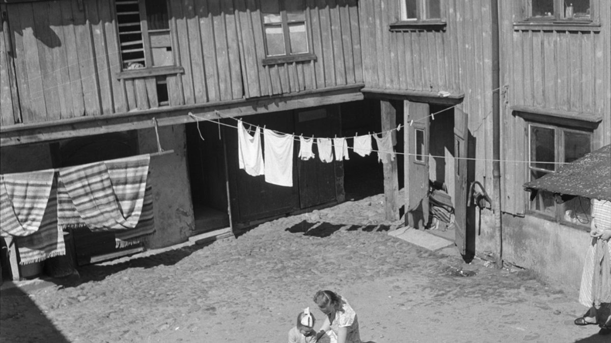 Mor och dotter som leker i sandlåda