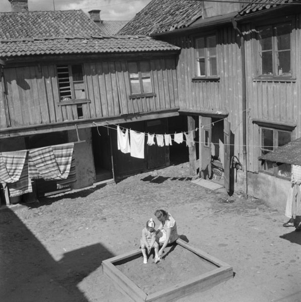 Mor och dotter som leker i sandlåda