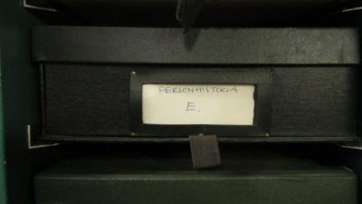 En låda med texten: Personhistoria E.