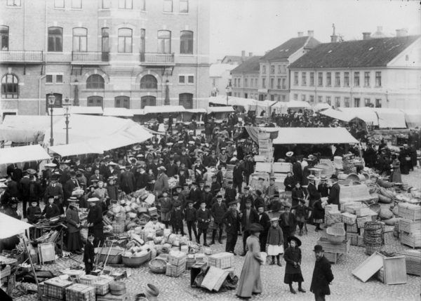 En folkmassa på ett torg