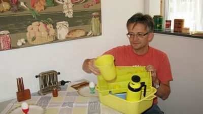 Henrik Ranby som sitter vid ett bord