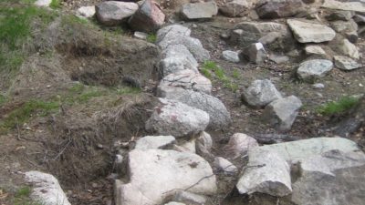 Stenig husgrund i en skog