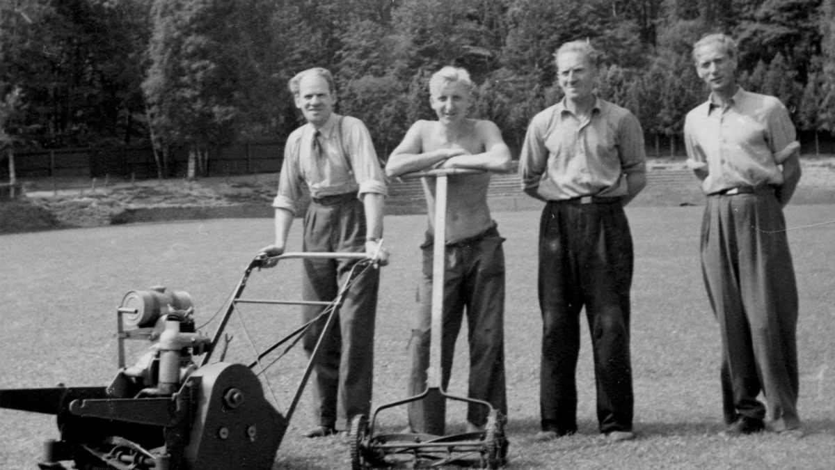 Män som klipper gräset vid Stadsparken