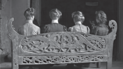 Assistenter och amanuenser vid Historiska museet i Stockholm, sittande i den tidigmedeltida Kungsårabänken