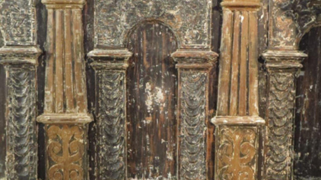 Trädetaljer inne i en kyrka.