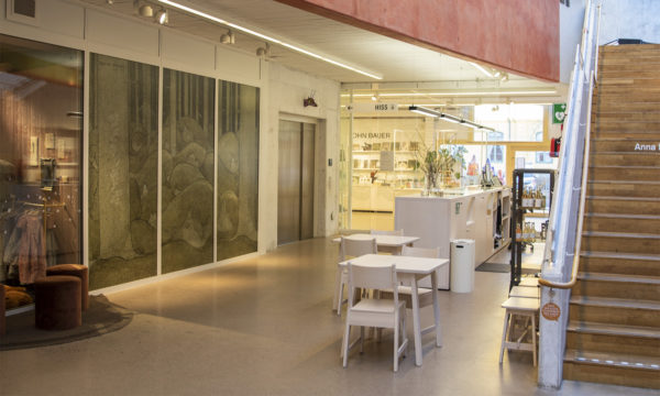 Insidan av Jönköpings läns museum med ingången till utställningen Följa John till vänster och trappan till övervåningen till höger. I mitten av bilden syns hissen till övervåningen.