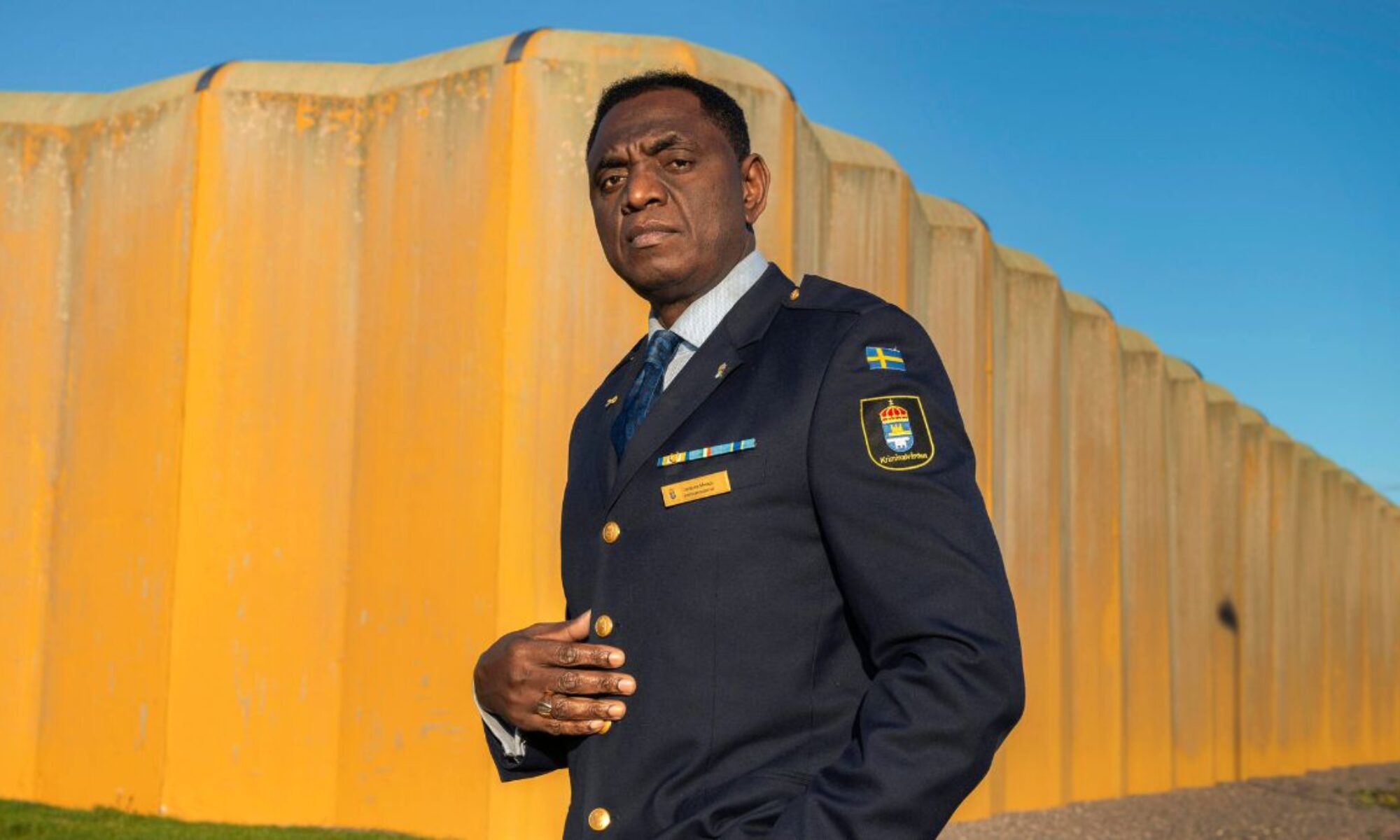 Jacques Mwepu framför fängelsemur