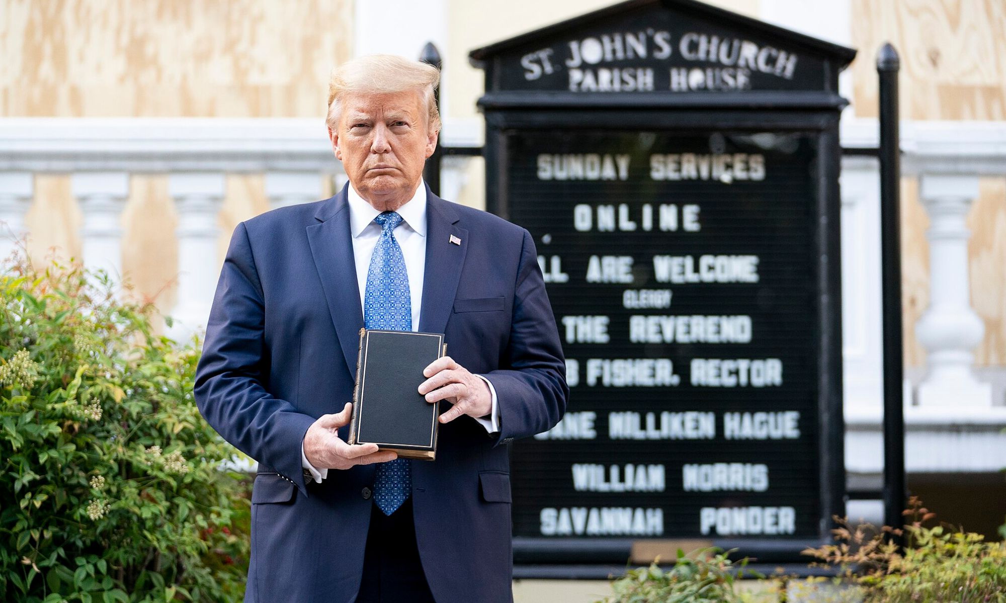 Donald Trump håller en bibel