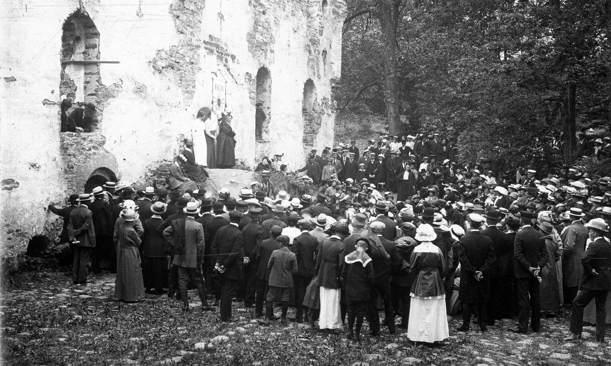 Ellen Key håller möte vid Visingsborgs slottsruin på Visingsö