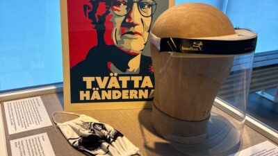 Foto på visir och munskydd som användes under pandemin