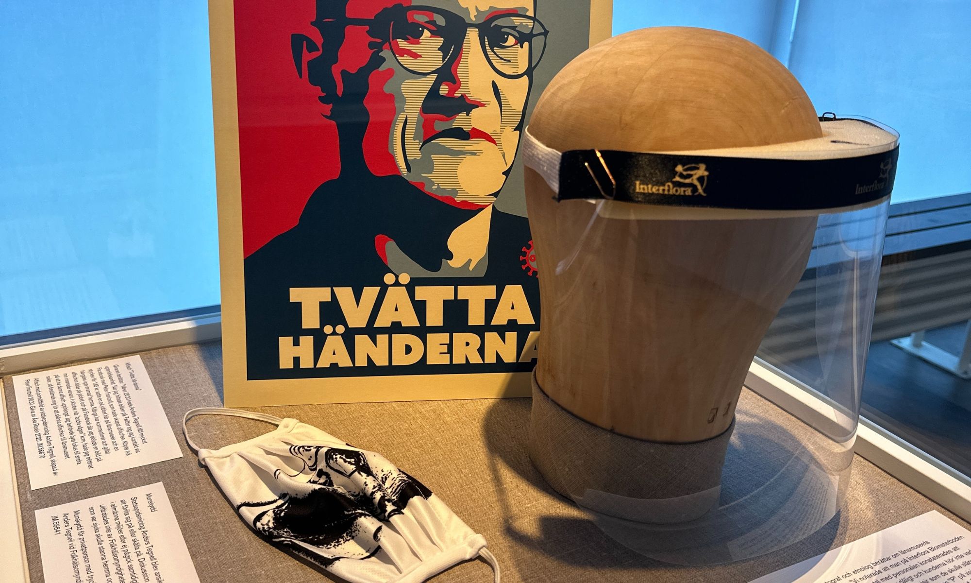 Foto på visir och munskydd som användes under pandemin