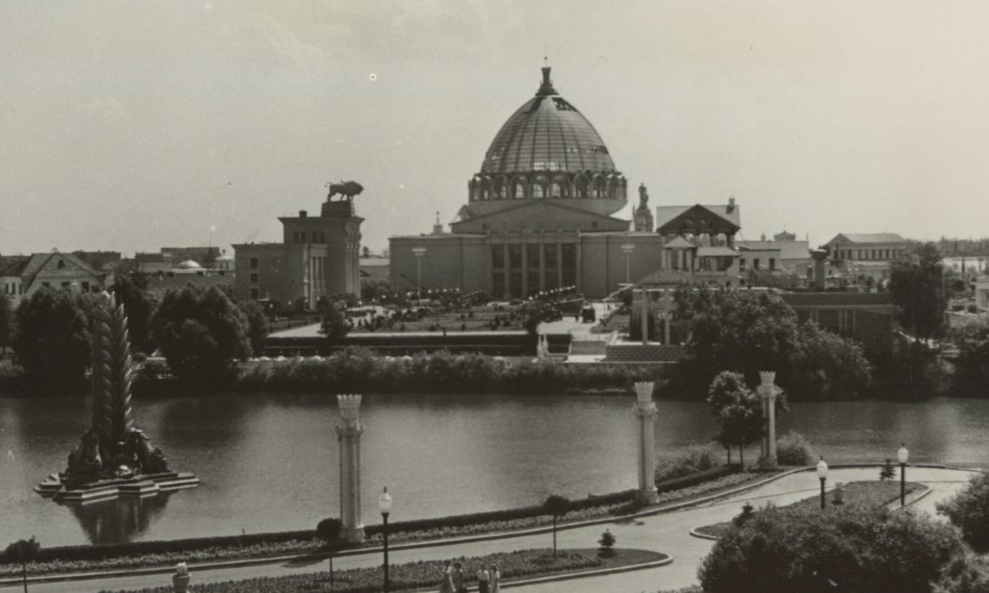 Svartvitt foto av en stadssiluett