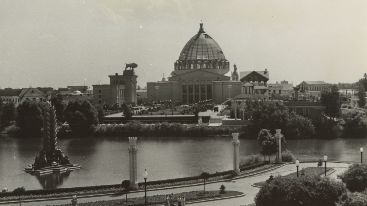 Svartvitt foto av en stadssiluett